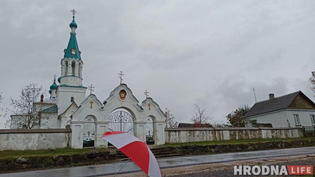 Путешествие под зонтом: замки Любчи и Новогрудка, самый старый костел и музей под открытым небом - за 1 день и 280 километров