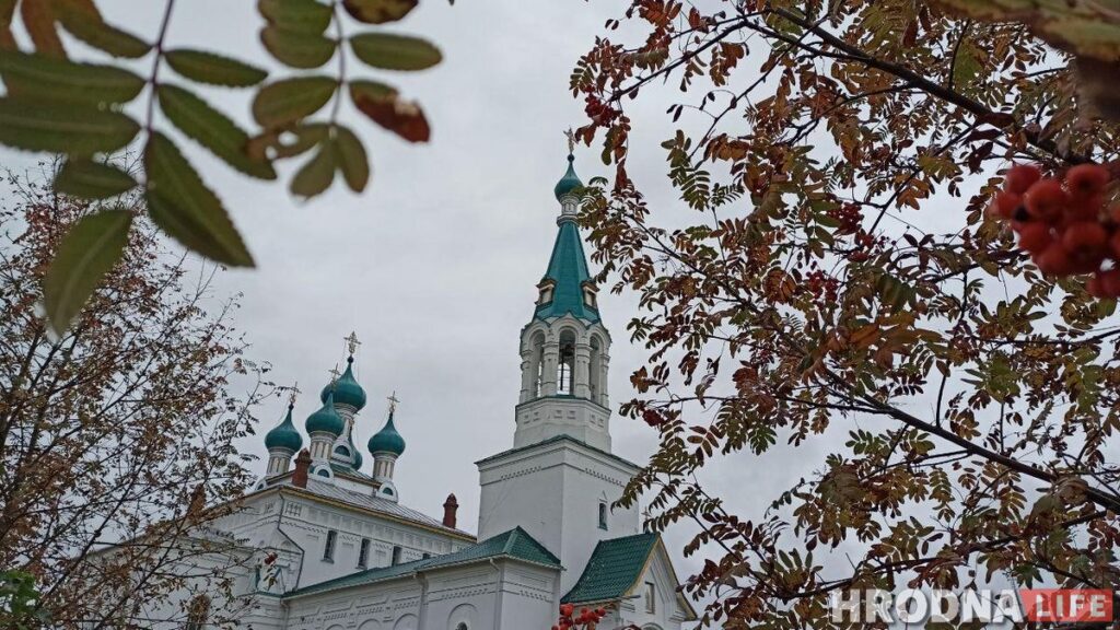 Путешествие под зонтом: замки Любчи и Новогрудка, самый старый костел и музей под открытым небом - за 1 день и 280 километров