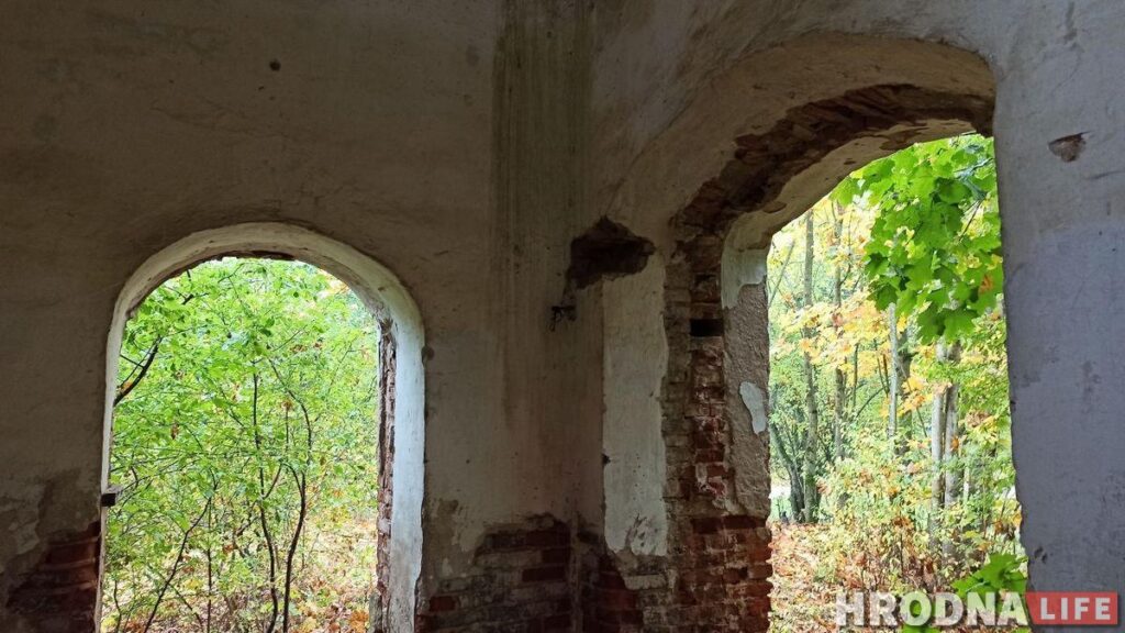 Путешествие под зонтом: замки Любчи и Новогрудка, самый старый костел и музей под открытым небом - за 1 день и 280 километров