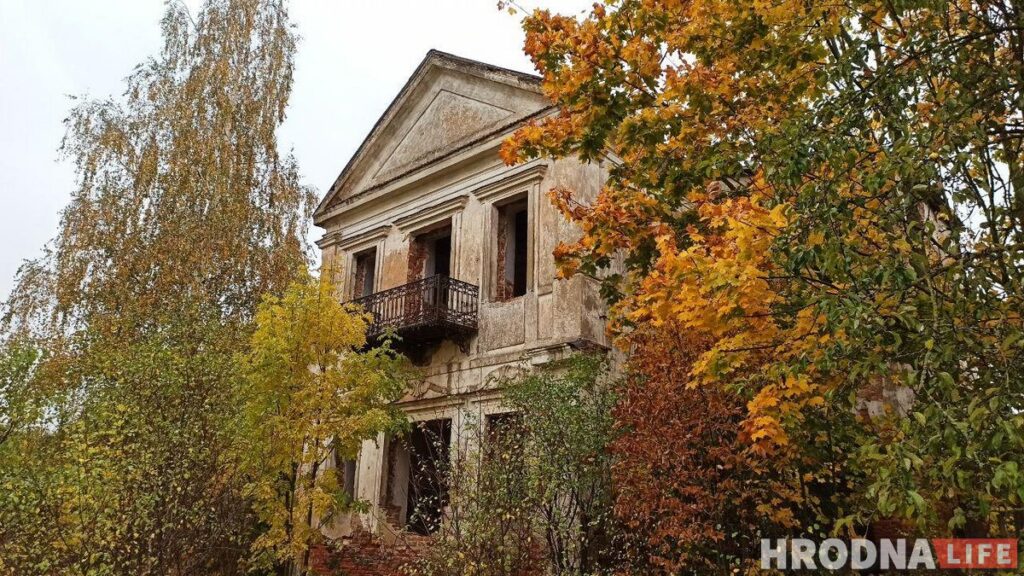 Путешествие под зонтом: замки Любчи и Новогрудка, самый старый костел и музей под открытым небом - за 1 день и 280 километров