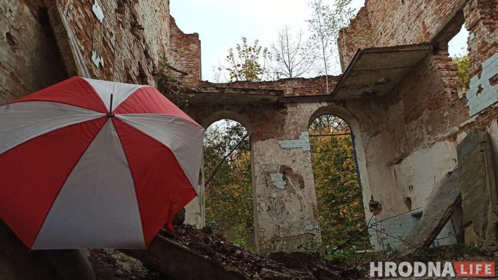 Путешествие под зонтом: замки Любчи и Новогрудка, самый старый костел и музей под открытым небом - за 1 день и 280 километров