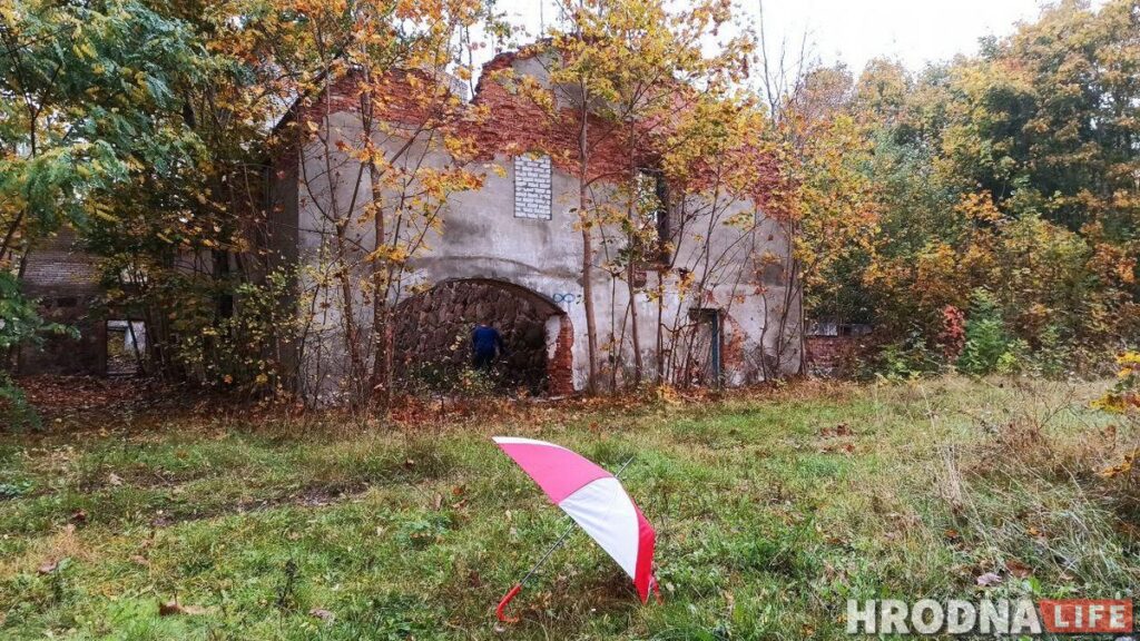 Путешествие под зонтом: замки Любчи и Новогрудка, самый старый костел и музей под открытым небом - за 1 день и 280 километров