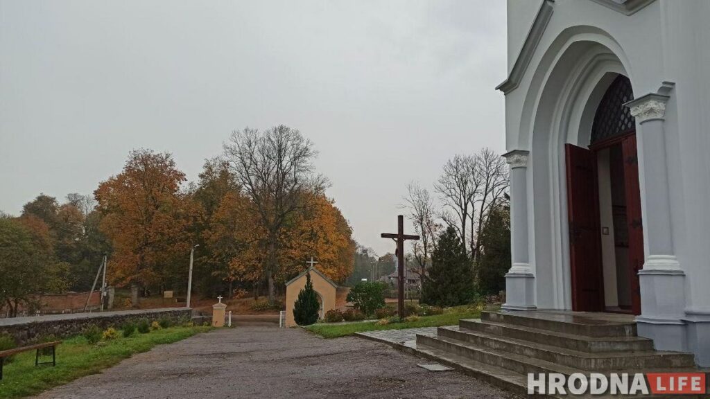 Путешествие под зонтом: замки Любчи и Новогрудка, самый старый костел и музей под открытым небом - за 1 день и 280 километров