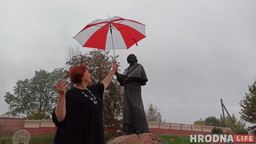 Путешествие под зонтом: замки Любчи и Новогрудка, самый старый костел и музей под открытым небом - за 1 день и 280 километров