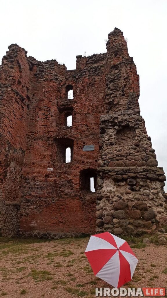 Путешествие под зонтом: замки Любчи и Новогрудка, самый старый костел и музей под открытым небом - за 1 день и 280 километров