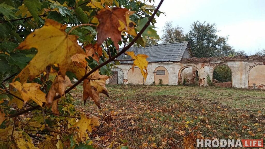 Путешествие под зонтом: замки Любчи и Новогрудка, самый старый костел и музей под открытым небом - за 1 день и 280 километров