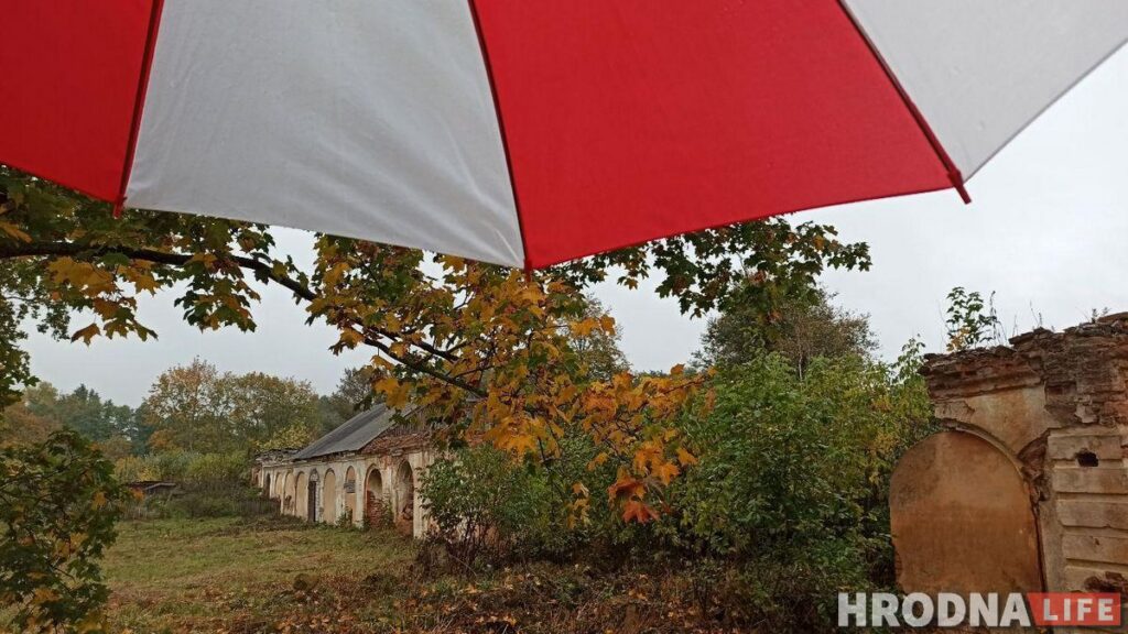 Путешествие под зонтом: замки Любчи и Новогрудка, самый старый костел и музей под открытым небом - за 1 день и 280 километров