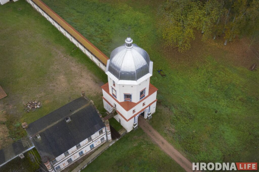 Путешествие под зонтом: замки Любчи и Новогрудка, самый старый костел и музей под открытым небом - за 1 день и 280 километров