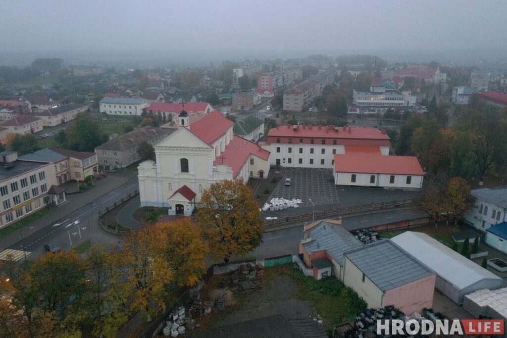 Путешествие под зонтом: замки Любчи и Новогрудка, самый старый костел и музей под открытым небом - за 1 день и 280 километров