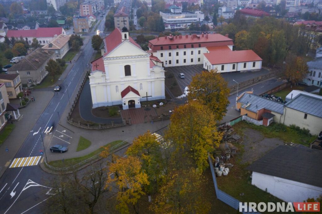 Путешествие под зонтом: замки Любчи и Новогрудка, самый старый костел и музей под открытым небом - за 1 день и 280 километров