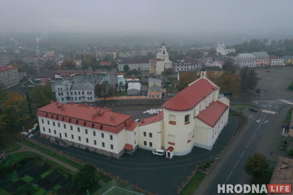 Путешествие под зонтом: замки Любчи и Новогрудка, самый старый костел и музей под открытым небом - за 1 день и 280 километров