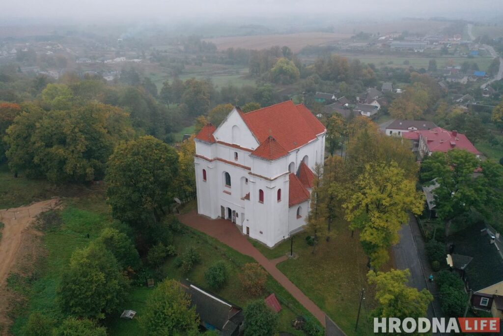 Путешествие под зонтом: замки Любчи и Новогрудка, самый старый костел и музей под открытым небом - за 1 день и 280 километров