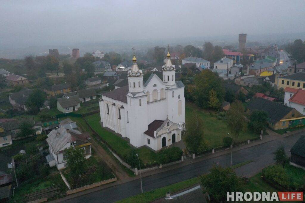 Путешествие под зонтом: замки Любчи и Новогрудка, самый старый костел и музей под открытым небом - за 1 день и 280 километров