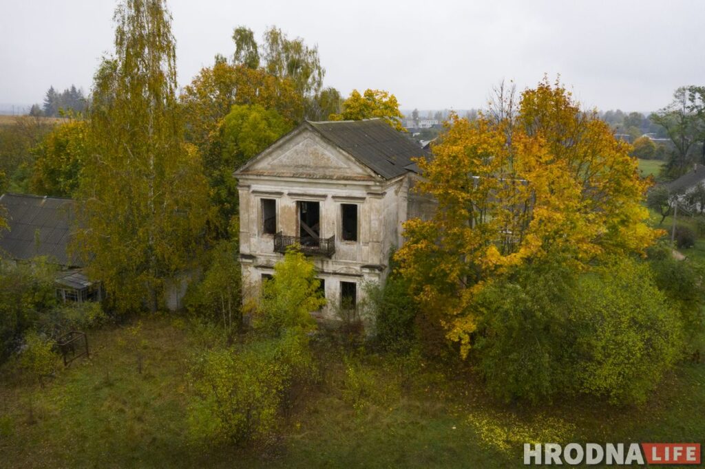 Путешествие под зонтом: замки Любчи и Новогрудка, самый старый костел и музей под открытым небом - за 1 день и 280 километров