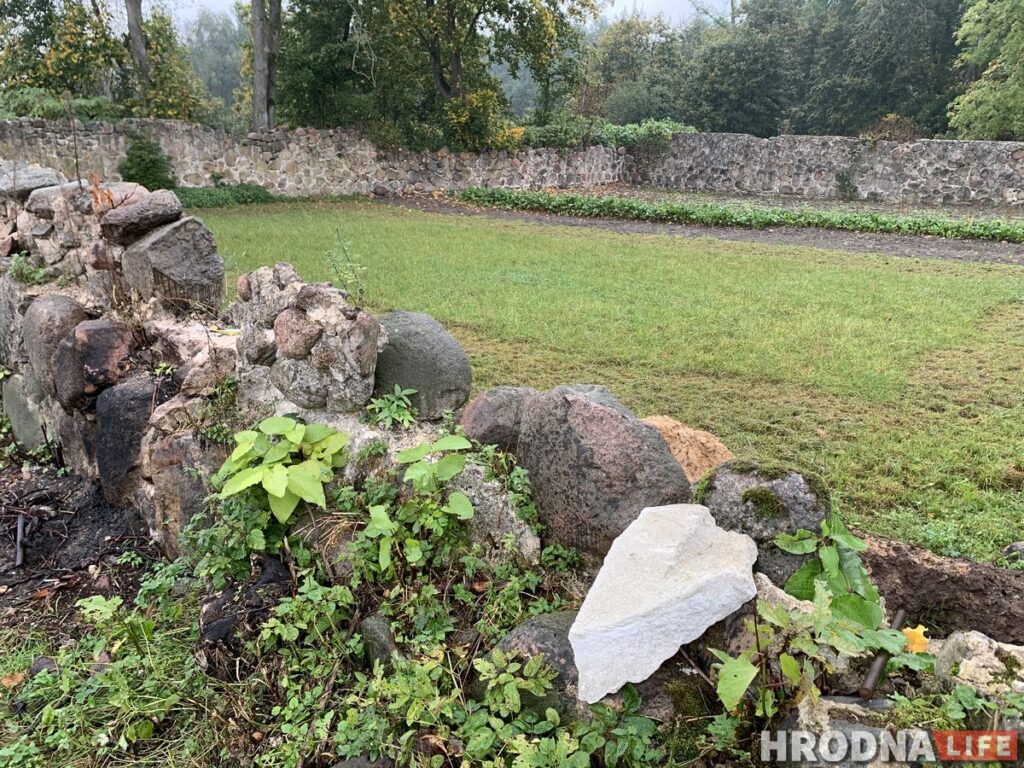 Путешествие под зонтом: замки Любчи и Новогрудка, самый старый костел и музей под открытым небом - за 1 день и 280 километров