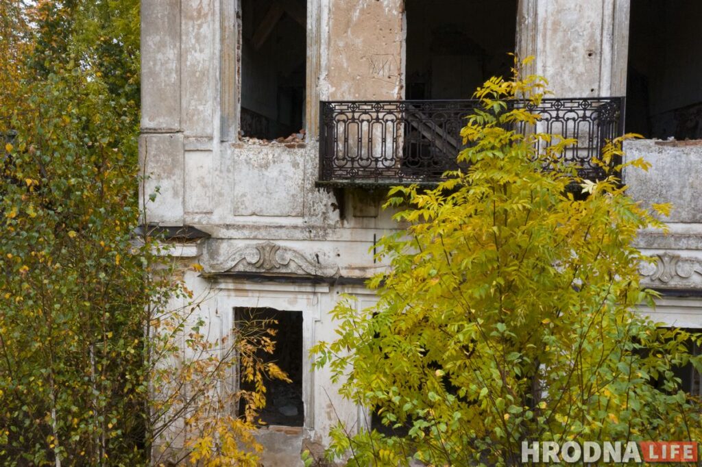Путешествие под зонтом: замки Любчи и Новогрудка, самый старый костел и музей под открытым небом - за 1 день и 280 километров
