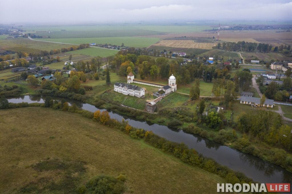 Путешествие под зонтом: замки Любчи и Новогрудка, самый старый костел и музей под открытым небом - за 1 день и 280 километров