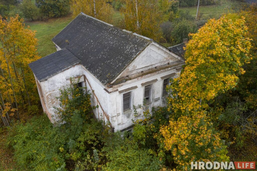 Путешествие под зонтом: замки Любчи и Новогрудка, самый старый костел и музей под открытым небом - за 1 день и 280 километров