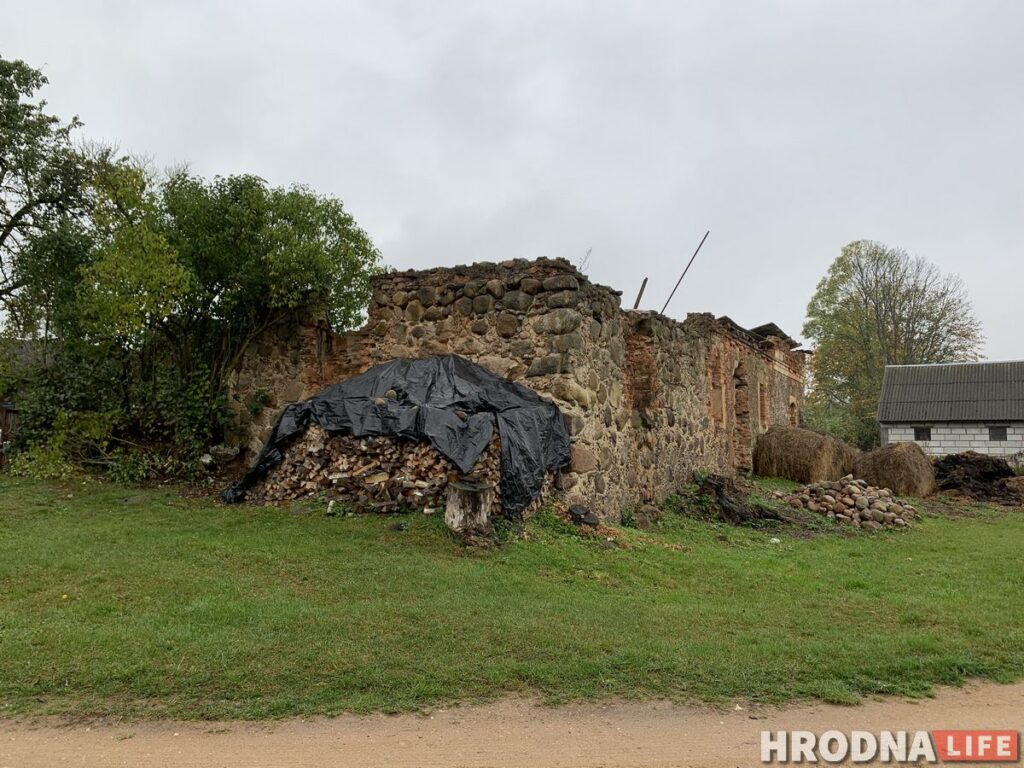 Путешествие под зонтом: замки Любчи и Новогрудка, самый старый костел и музей под открытым небом - за 1 день и 280 километров