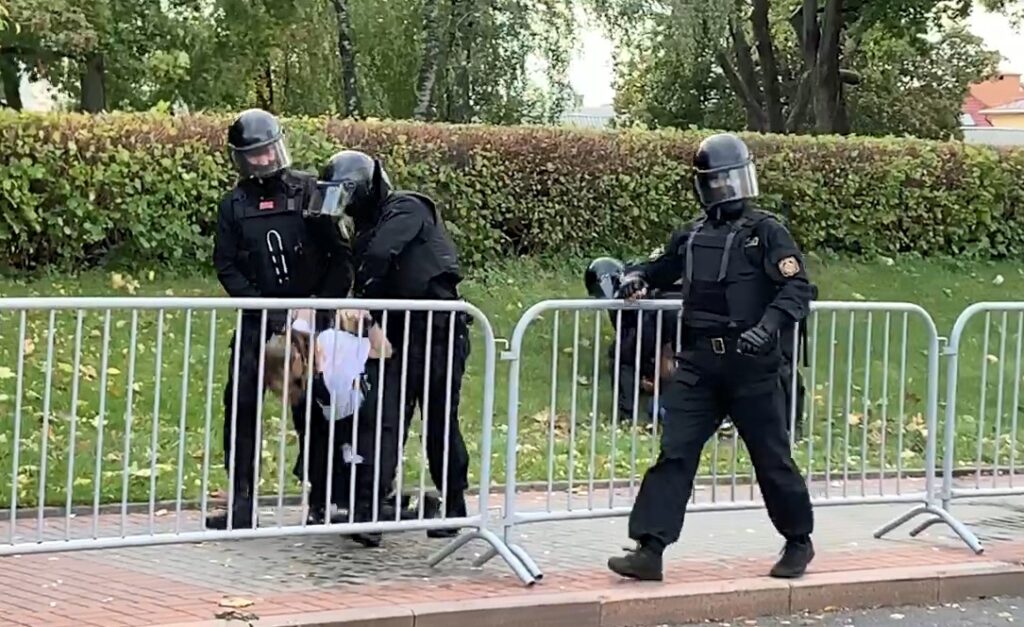 В Гродно во время ярмарки задержали минимум шесть человек. Среди них - 13-летняя девочка