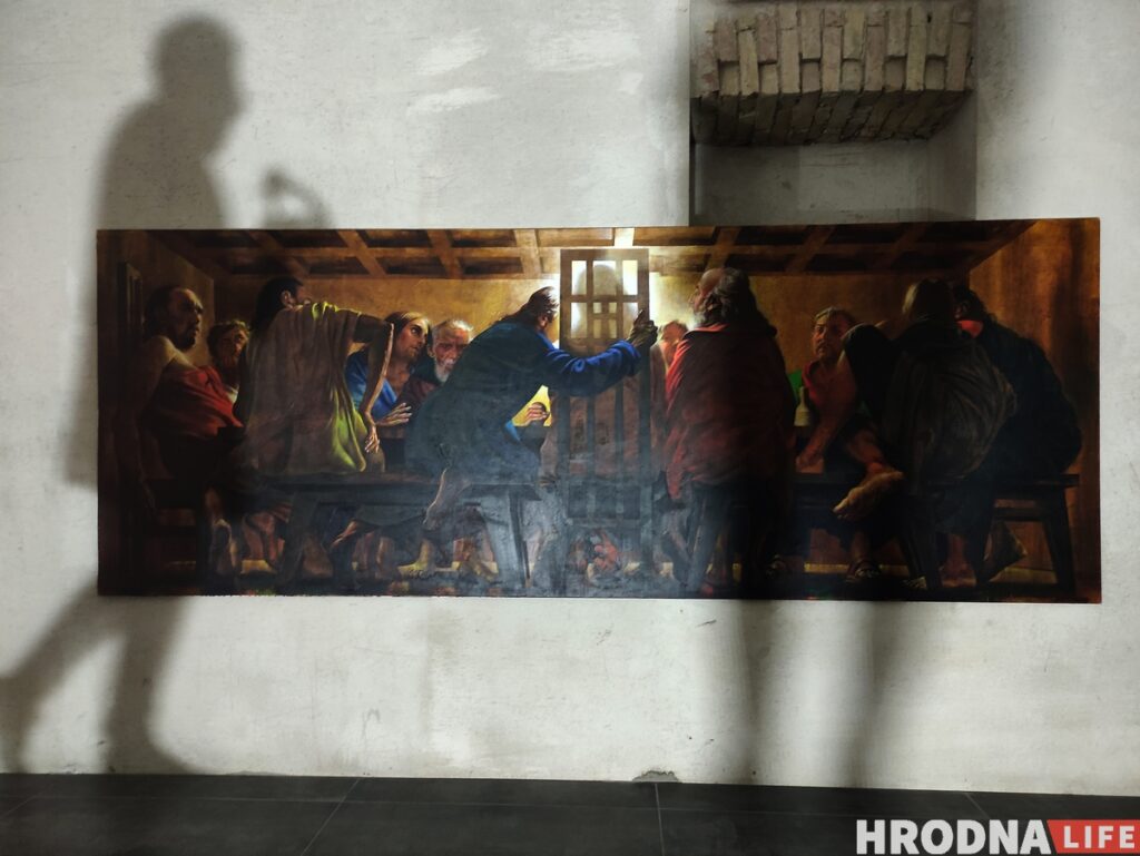 Сергей Гриневич открыл выставку о внутренней эмиграции с "неликвидными" картинами