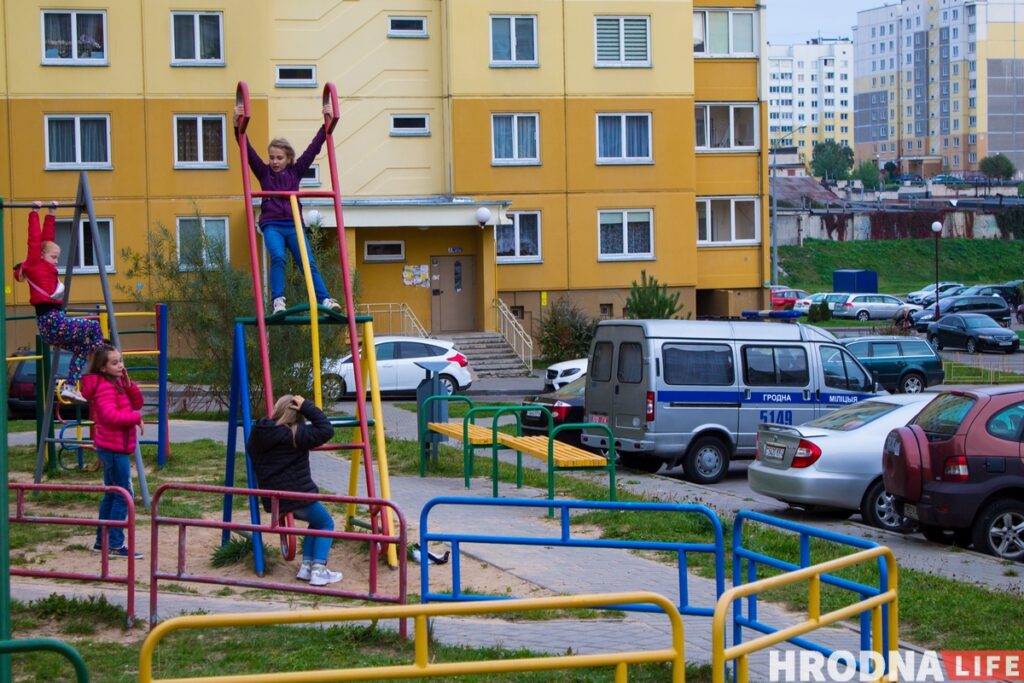 Гродненцы устроили дворовой фестиваль ко Дню матери. К ним приехала милиция