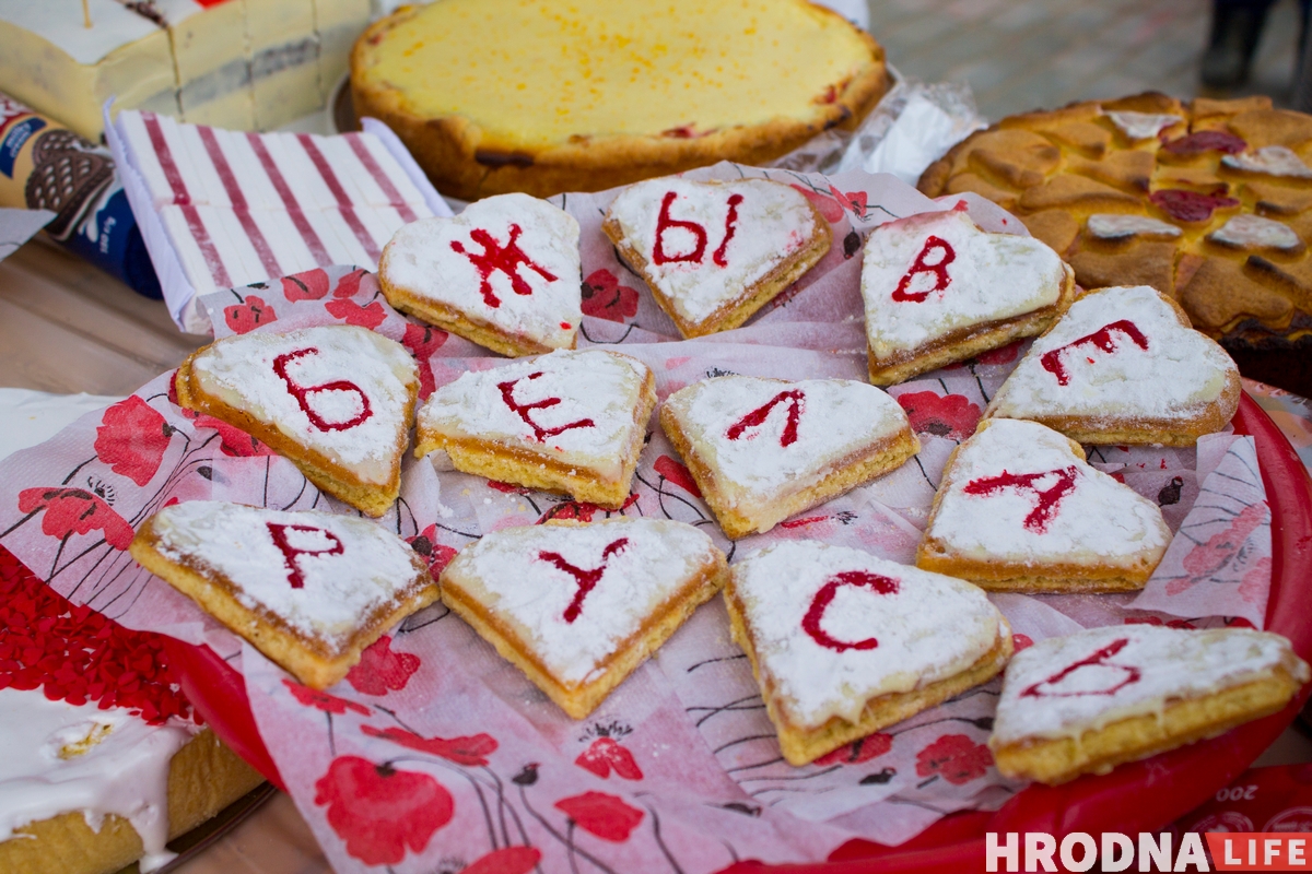 Гродненцы устроили дворовой фестиваль ко Дню матери. К ним приехала милиция