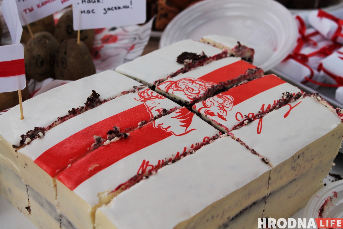 Гродненцы устроили дворовой фестиваль ко Дню матери. К ним приехала милиция