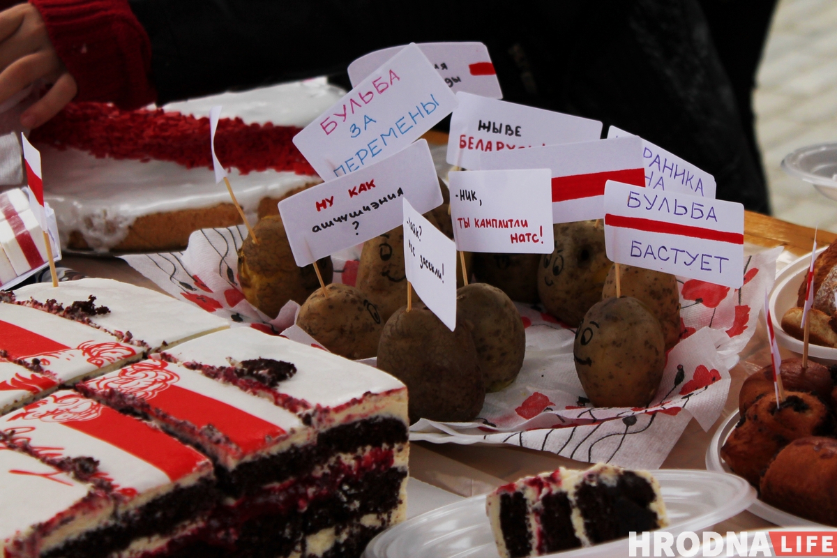 Гродненцы устроили дворовой фестиваль ко Дню матери. К ним приехала милиция