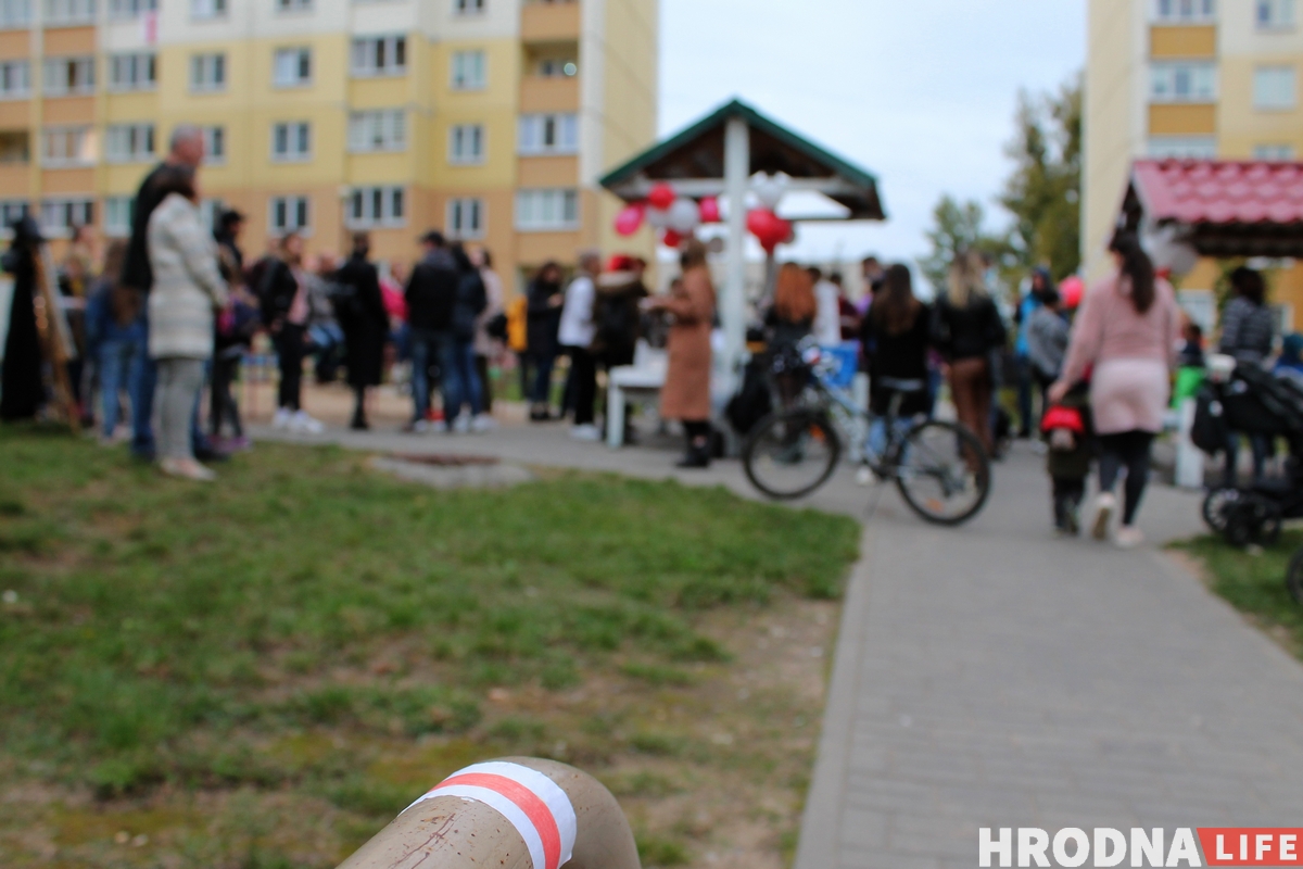 Гродненцы устроили дворовой фестиваль ко Дню матери. К ним приехала милиция