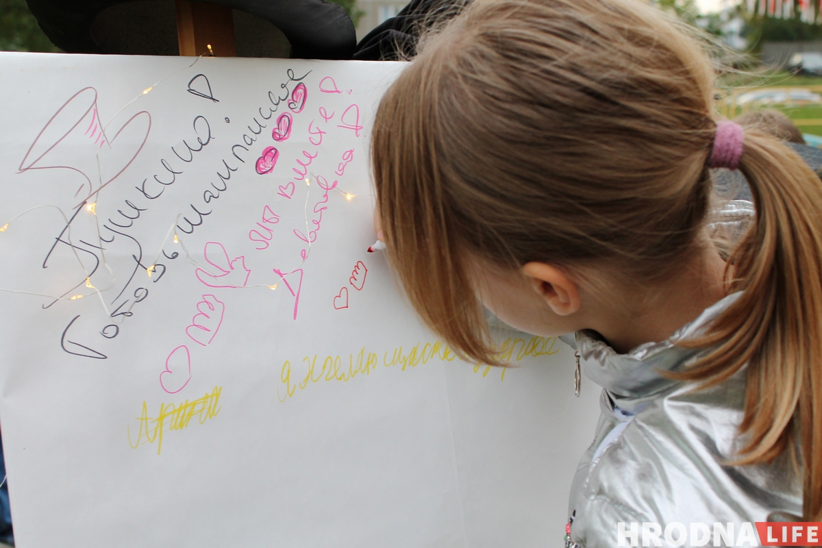 Гродненцы устроили дворовой фестиваль ко Дню матери. К ним приехала милиция