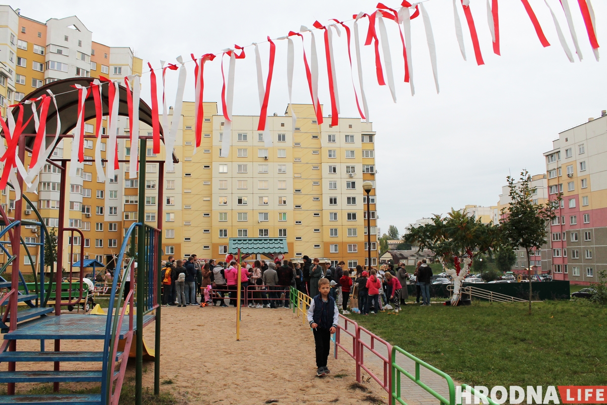 Гродненцы устроили дворовой фестиваль ко Дню матери. К ним приехала милиция