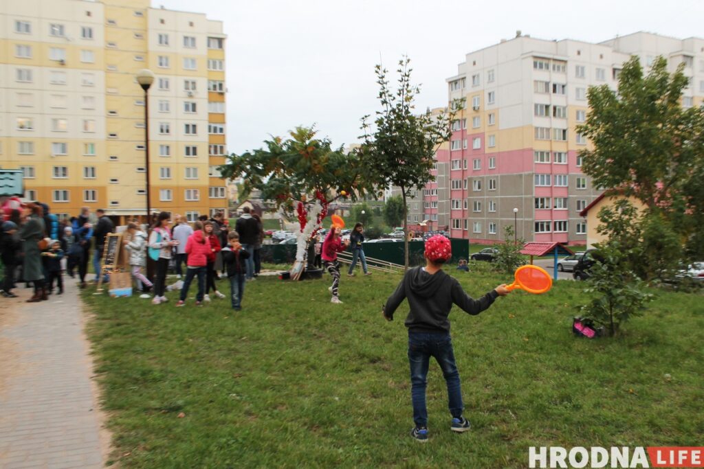 Гродненцы устроили дворовой фестиваль ко Дню матери. К ним приехала милиция