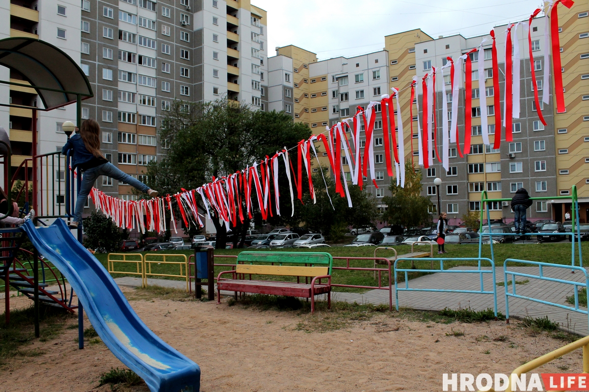 Гродненцы устроили дворовой фестиваль ко Дню матери. К ним приехала милиция