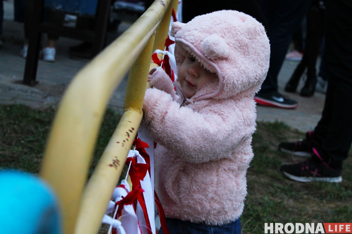 Гродненцы устроили дворовой фестиваль ко Дню матери. К ним приехала милиция