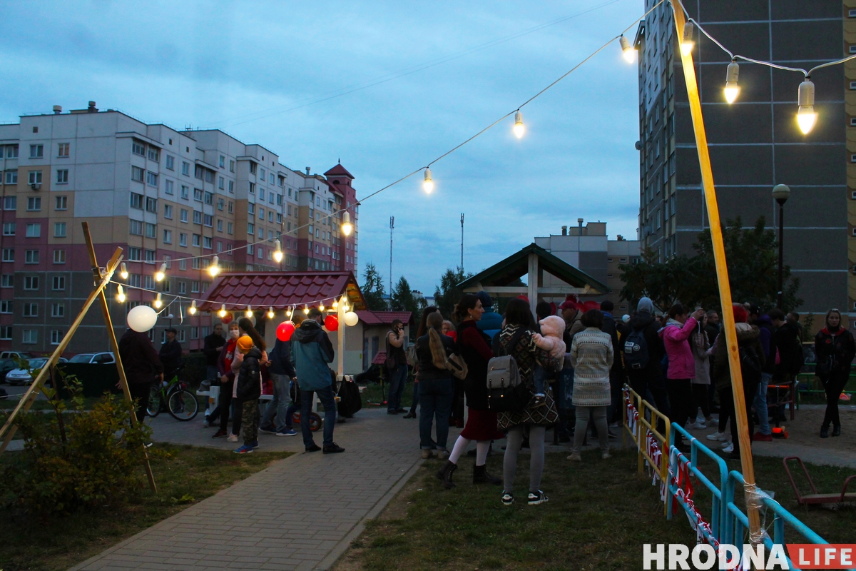 Гродненцы устроили дворовой фестиваль ко Дню матери. К ним приехала милиция