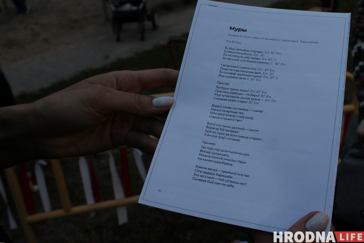 Гродненцы устроили дворовой фестиваль ко Дню матери. К ним приехала милиция