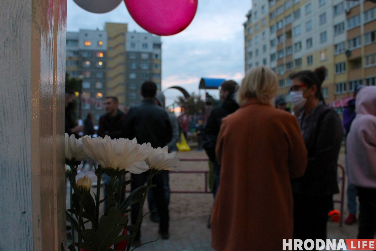 Гродненцы устроили дворовой фестиваль ко Дню матери. К ним приехала милиция