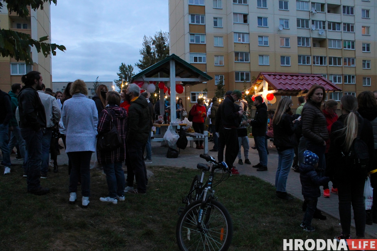 Гродненцы устроили дворовой фестиваль ко Дню матери. К ним приехала милиция