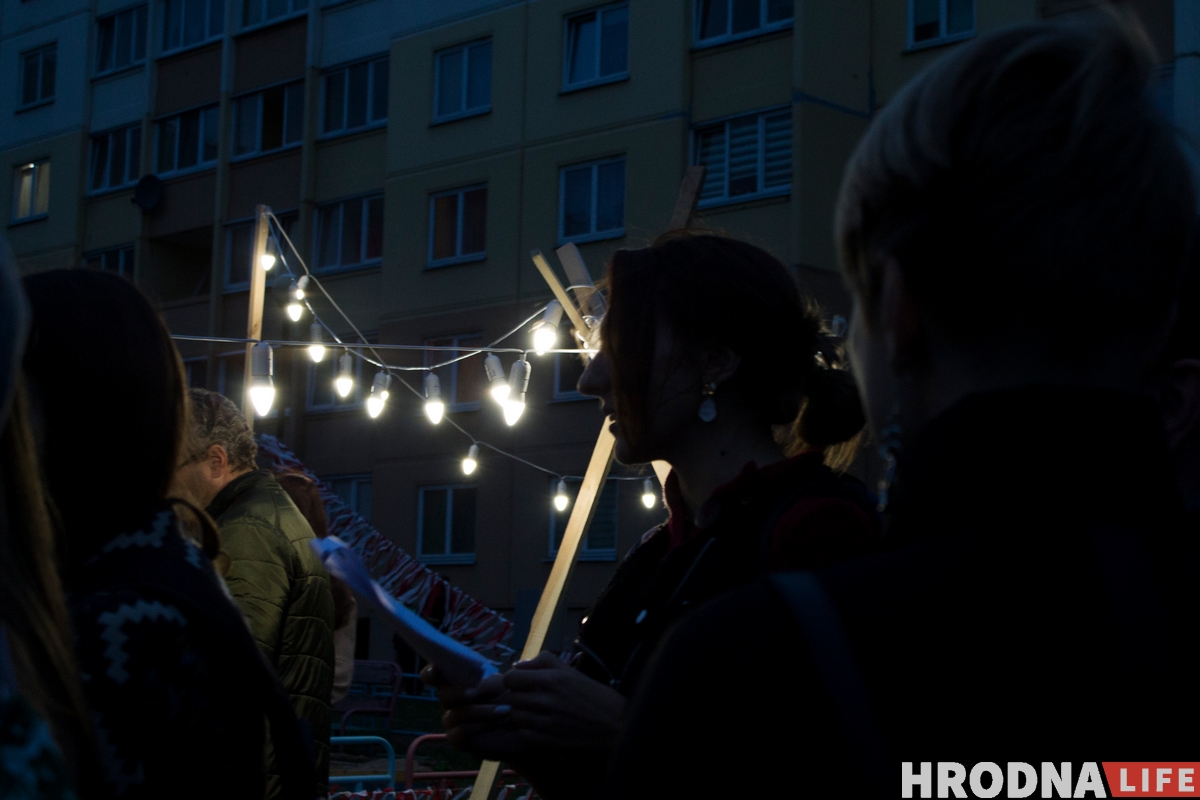 Гродненцы устроили дворовой фестиваль ко Дню матери. К ним приехала милиция