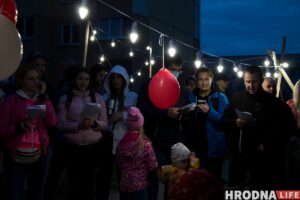 Гродненцы устроили дворовой фестиваль ко Дню матери. К ним приехала милиция