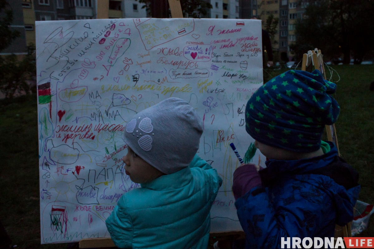 Гродненцы устроили дворовой фестиваль ко Дню матери. К ним приехала милиция