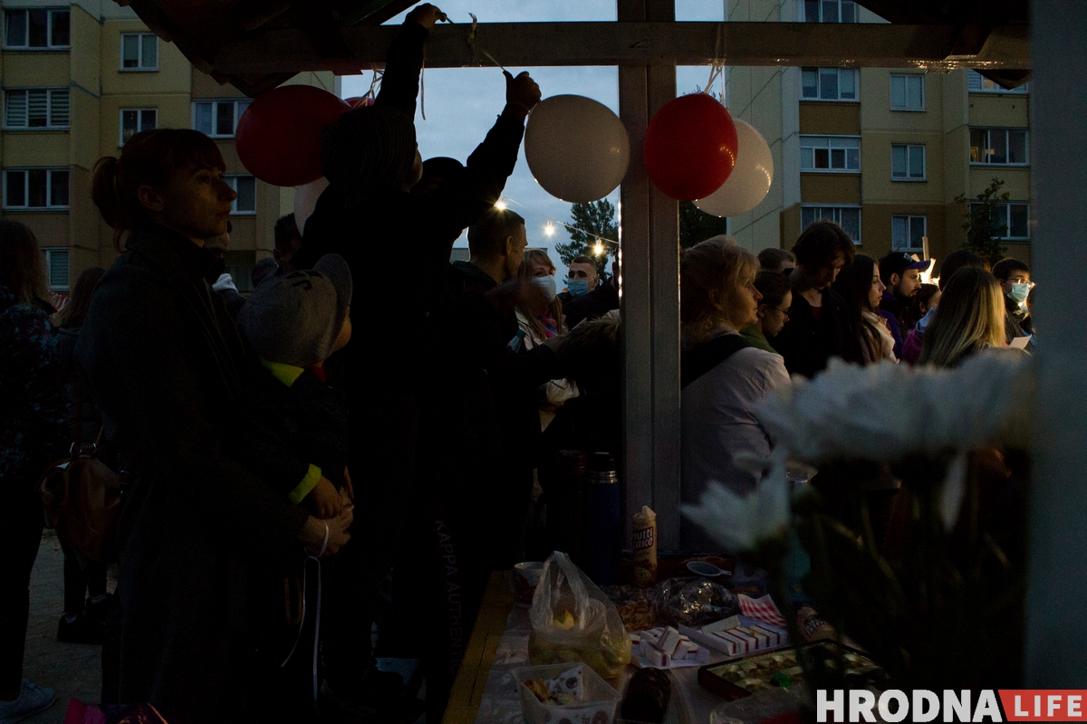 Гродненцы устроили дворовой фестиваль ко Дню матери. К ним приехала милиция