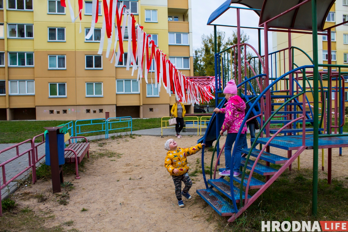 Гродненцы устроили дворовой фестиваль ко Дню матери. К ним приехала милиция