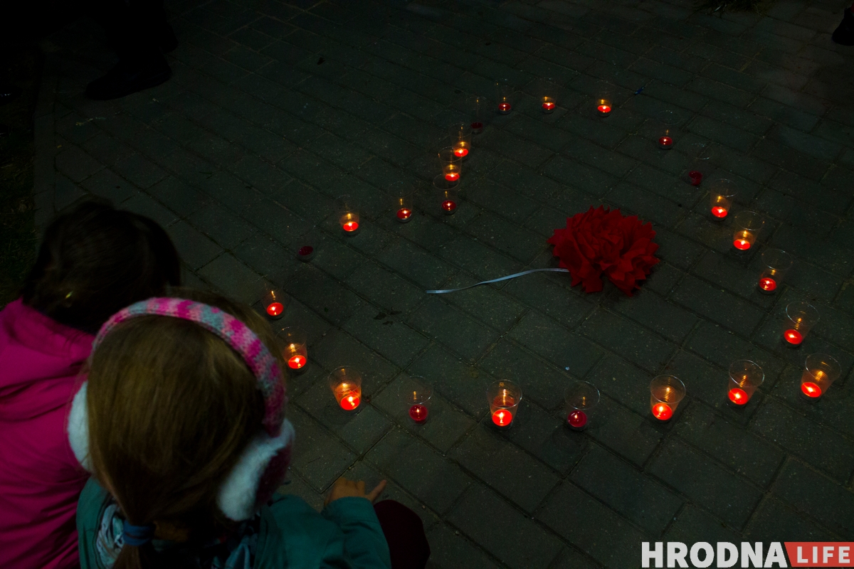 Гродненцы устроили дворовой фестиваль ко Дню матери. К ним приехала милиция