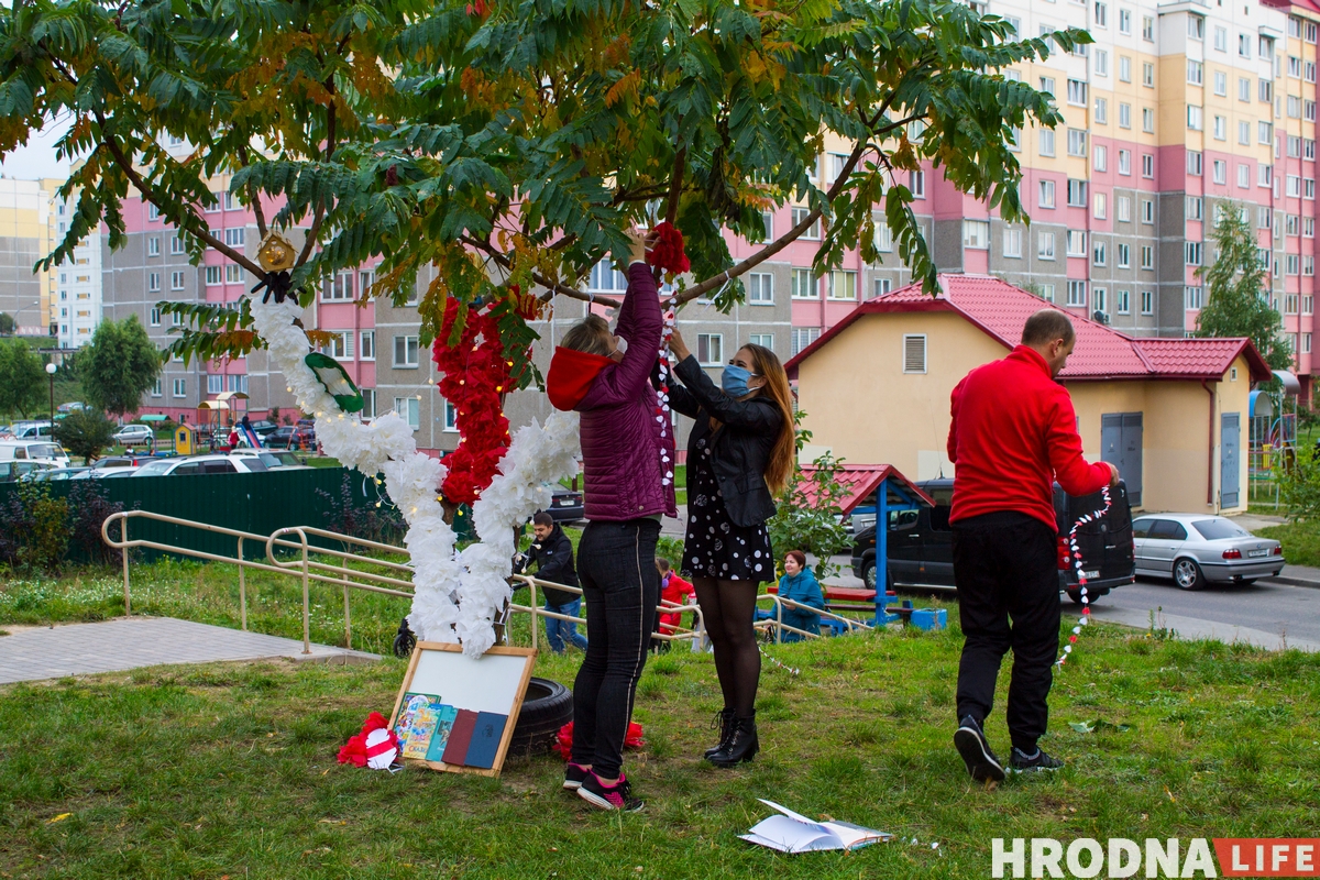 Гродненцы устроили дворовой фестиваль ко Дню матери. К ним приехала милиция