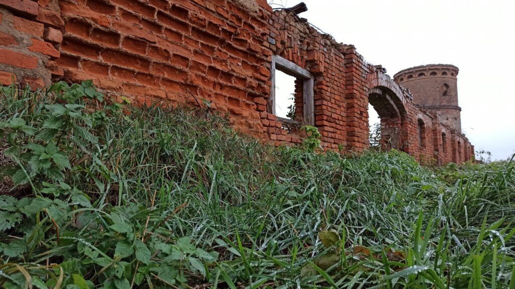 Путешествие под зонтом: замки Любчи и Новогрудка, самый старый костел и музей под открытым небом - за 1 день и 280 километров