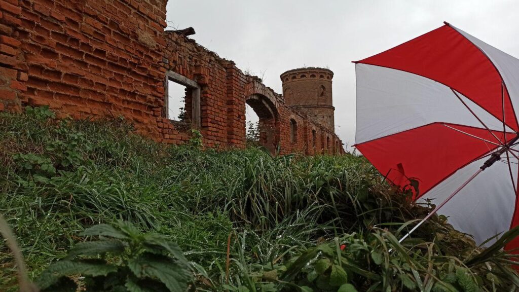 Путешествие под зонтом: замки Любчи и Новогрудка, самый старый костел и музей под открытым небом - за 1 день и 280 километров