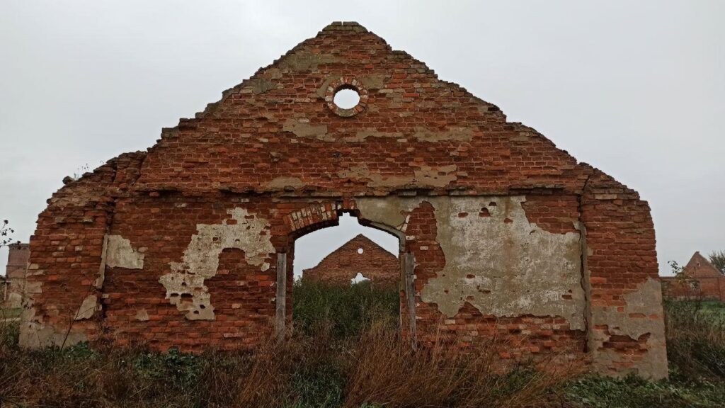 Путешествие под зонтом: замки Любчи и Новогрудка, самый старый костел и музей под открытым небом - за 1 день и 280 километров