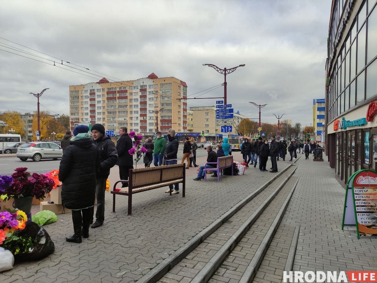 "Толпой ломились в подъезд". Десятки гродненцев задержали на марше в поддержку "Гродно Азот"